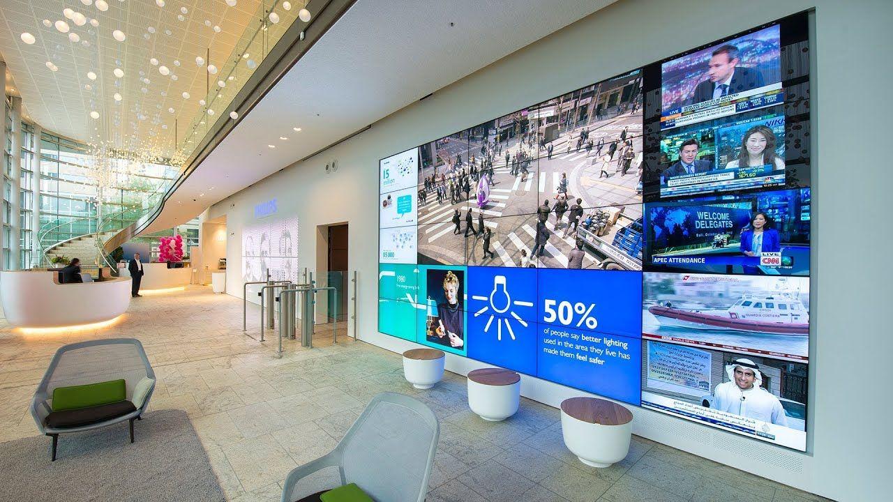 Il digital signage è una forma di comunicazione digitale da utilizzare in luoghi pubblici, come negozi, stazioni metropolitane, aeroporti, musei, scuole, manifestazioni fieristiche, e altri luoghi pubblici 